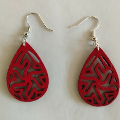 Boucles d’oreilles fantaisie en forme de goutte géométrique « Nerirora » – finition coloris rouge sur suspension acier – création artisanale Gehel Laser Créations