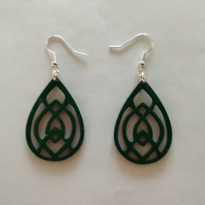 Boucles d’oreilles fantaisie “Magthana” – finition laser découpée entrelacs léger – Couleur verte -hauteur 35 mm x largeur 24 mm – choix de couleurs bleu, émeraude, gris, jaune, noir, orange, outremer, rouge, turquoise, vert, violet