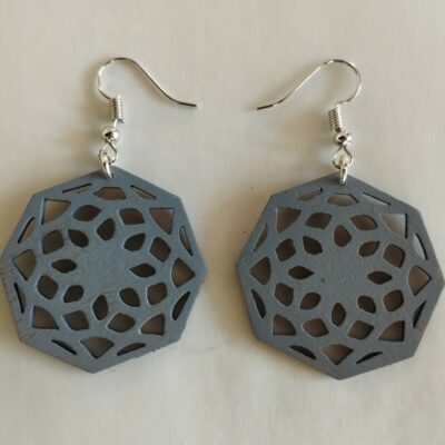 Boucles d’oreilles Urisatra – bois léger découpé au laser, design graphique moderne, création artisanale Gehel Laser Créations