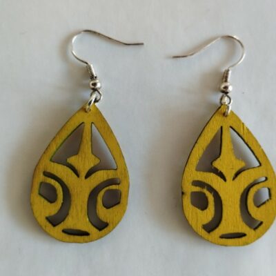 Une paire de boucles d'oreilles fantaisie couleur jaune en forme de larme, ornées de motifs ajourés complexes