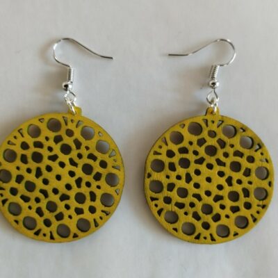boucles d'oreilles fantaisie rondes et jaunes, ornées de motifs ajourés