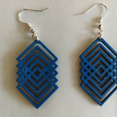 Boucles d’oreilles fantaisie bleues en forme losange ajourée, design géométrique moderne, légères et élégantes pour femme.