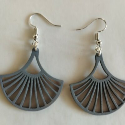 boucles d'oreilles fantaisie grises en forme d'éventail avec des lignes géométriques ajourées