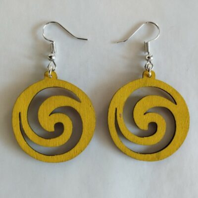 boucles d'oreilles fantaisie rondes en bois jaune avec un motif ajouré en spirale