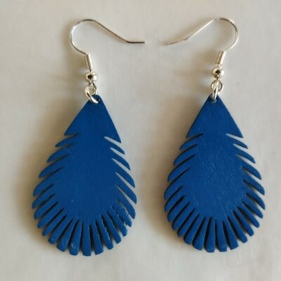 boucles d'oreilles fantaisie bleues en forme de larme avec des motifs ajourés ressemblant à des plumes.