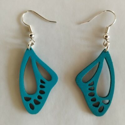 Boucles d’oreilles fantaisie bleu turquoise en forme d’aile ajourée, légères et modernes.