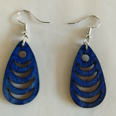 boucles d'oreilles fantaisie bleues en forme de gouttes ajourées par des croissants évidés