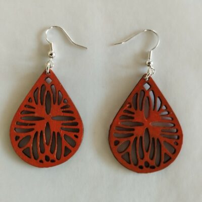 Boucles d’oreilles fantaisie "Quiharice" de Gehel Laser Créations, pendantes en découpe fine rouges– hauteur 40 mm largeur 29 mm, design fluide et élégant