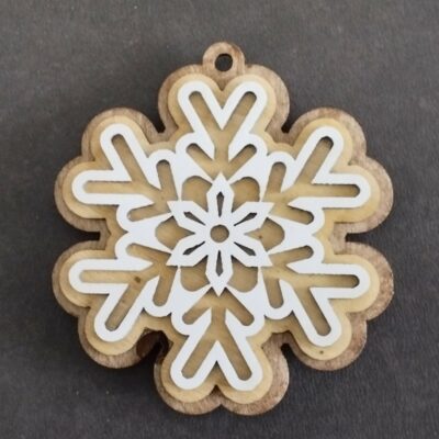 Flocon multicouches en bois façon pain d’épice avec motif flocon blanc