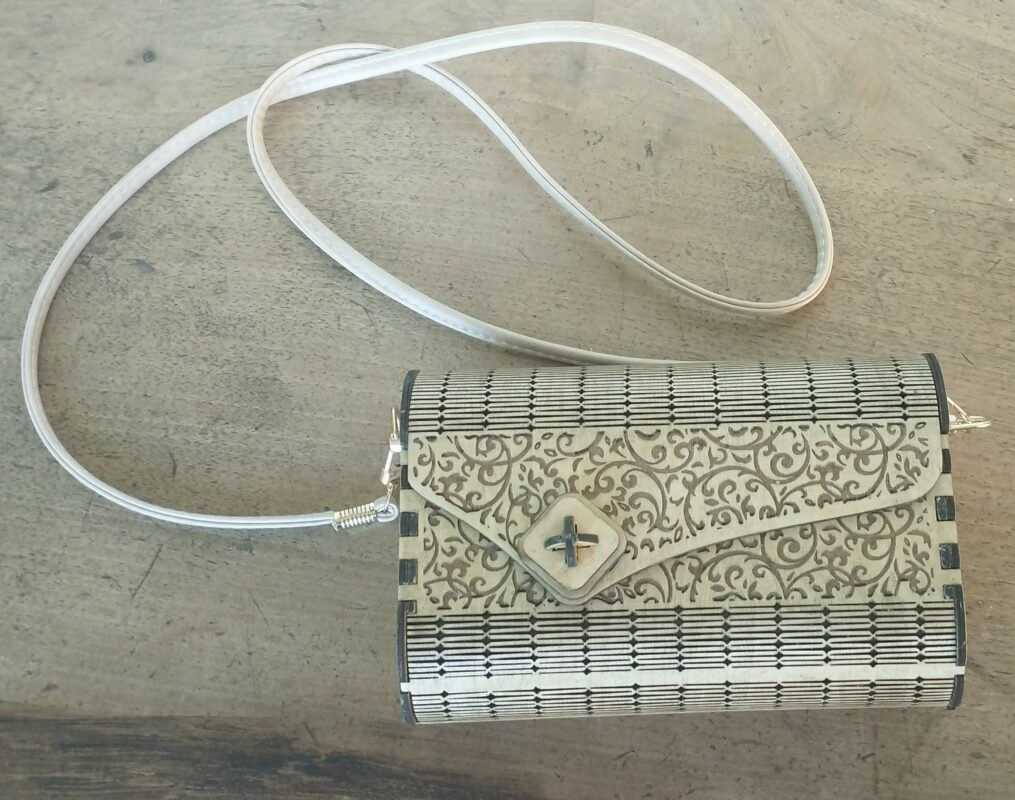 Sac en bois gravé au laser avec motifs arabesques et fine bandoulière