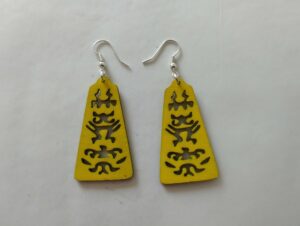 Boucles d'oreilles jaune façon totem