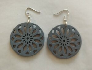 Boucles d'oreilles grises ronde motif rosace