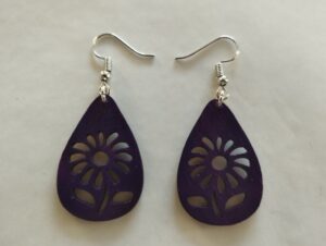 Boucles d'oreilles violette avec motif de fleur