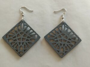 Boucles d'oreilles grise en forme de grille geometrique