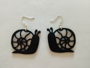 Boucles d'oreilles noires representatnt un escargot