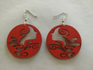 Boucles d'oreilles orange profil de femme