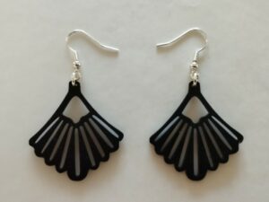 Boucles d'oreilles noires en forme d'eventail
