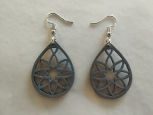 boucles d'oreille motif floral avec coeur en forme d'etoile