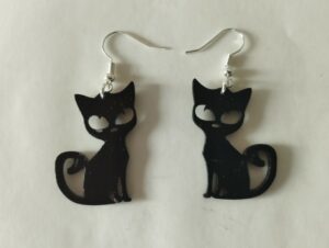 Boucles d'oreilles representant un chat noir espiegle