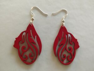 Boucles d'oreilles rouges profil de femme