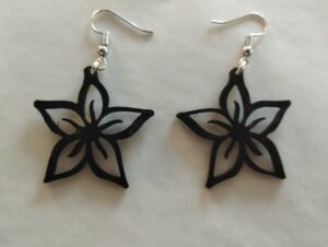 Boucles d'oreilles noires fleur de frangipanier