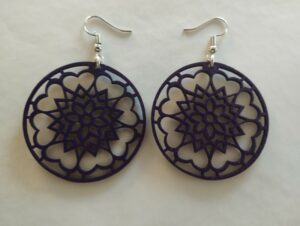 Boucles d'oreilles violettes fleur entourée de coeurs