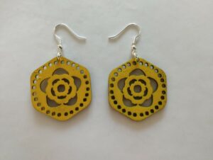 Boucles d'oreilles jaune fleur centrale entourée de petits trous ronds