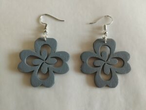 Boucles d'oreilles grises sorte de trefle à quatre feuilles